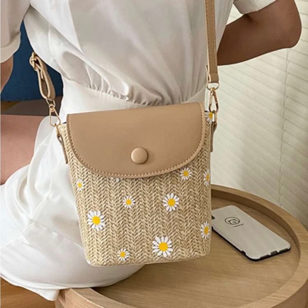 Daisy print straw crossbody bag